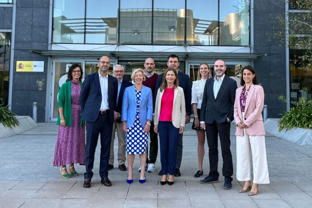 Emer Cooke junto a MarÃa JesÃºs Lamas (ambas en el centro) junto a responsables de la agencia durante la visita a la sede de la Aemps. Foto: AEMPS