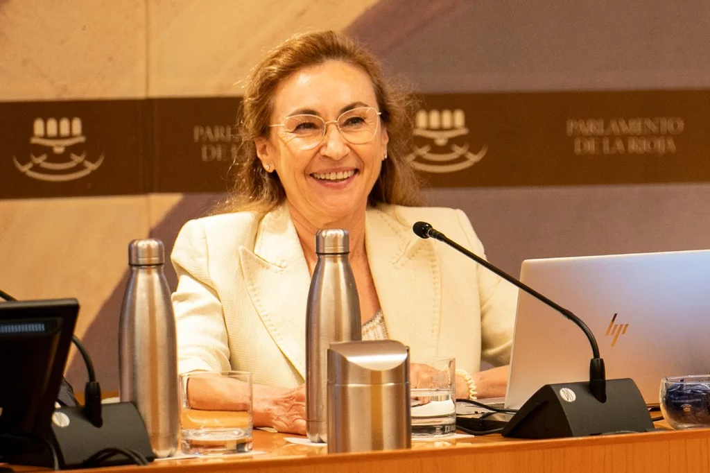 Mar�a Mart�n, consejera de Salud de La Rioja, en la Comisión de Salud y Pol�ticas Sociales del Parlamento regional, este martes. Foto: LA RIOJA