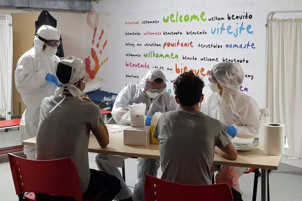 Sanitarios atendiendo a pacientes en un Centro de Acogida de Emergencia y Derivación (CAED). Foto: CRUZ ROJA.