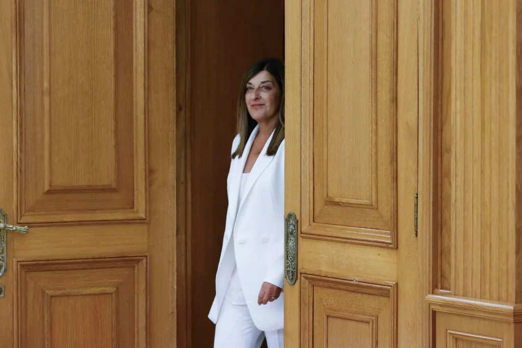 La presidenta de Cantabria, María José Sáenz de Buruaga, se dirige, el pasado 14 de septiembre, a su primera recepción oficial con el rey Felipe VI. Foto: EFE/JUAN CARLOS HIDALGO.