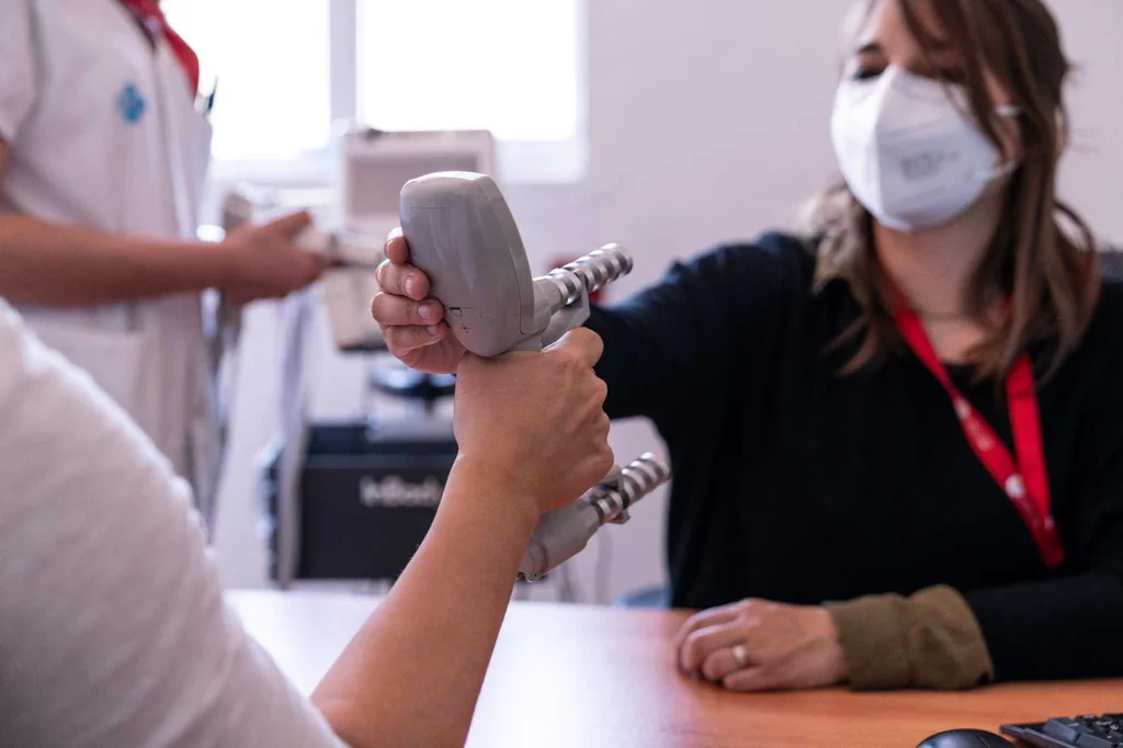 Cora Loste, coautora del estudio, se somete a una prueba relacionada con la covid persistente. Foto: HOSPITAL GERMANS TRIAS.