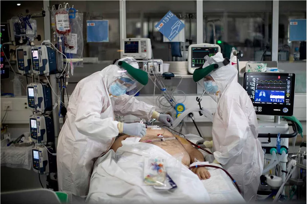 Atención a un paciente con covid-19 en la UCI del Hospital Gregorio Marañón de Madrid. Foto: ALBERTO DI LOLLI. 
