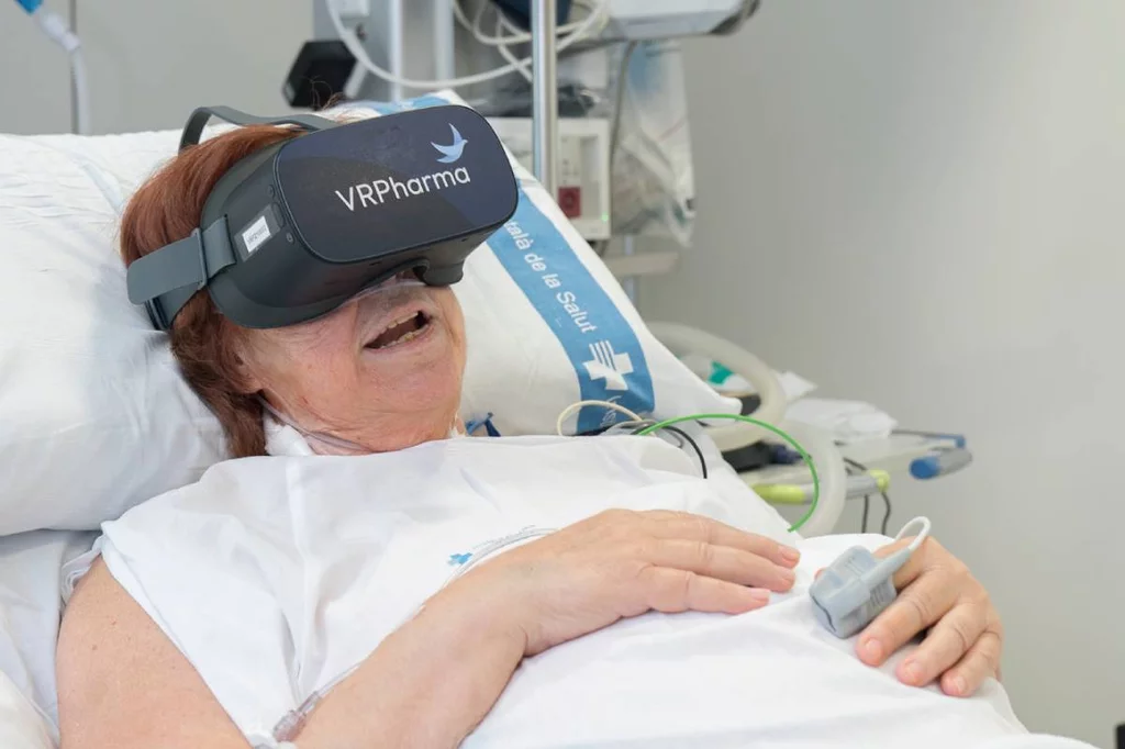 Una paciente de la UCI utilizando las gafas de realidad virtual. Foto: HOSPITAL DE BELLVITGE.