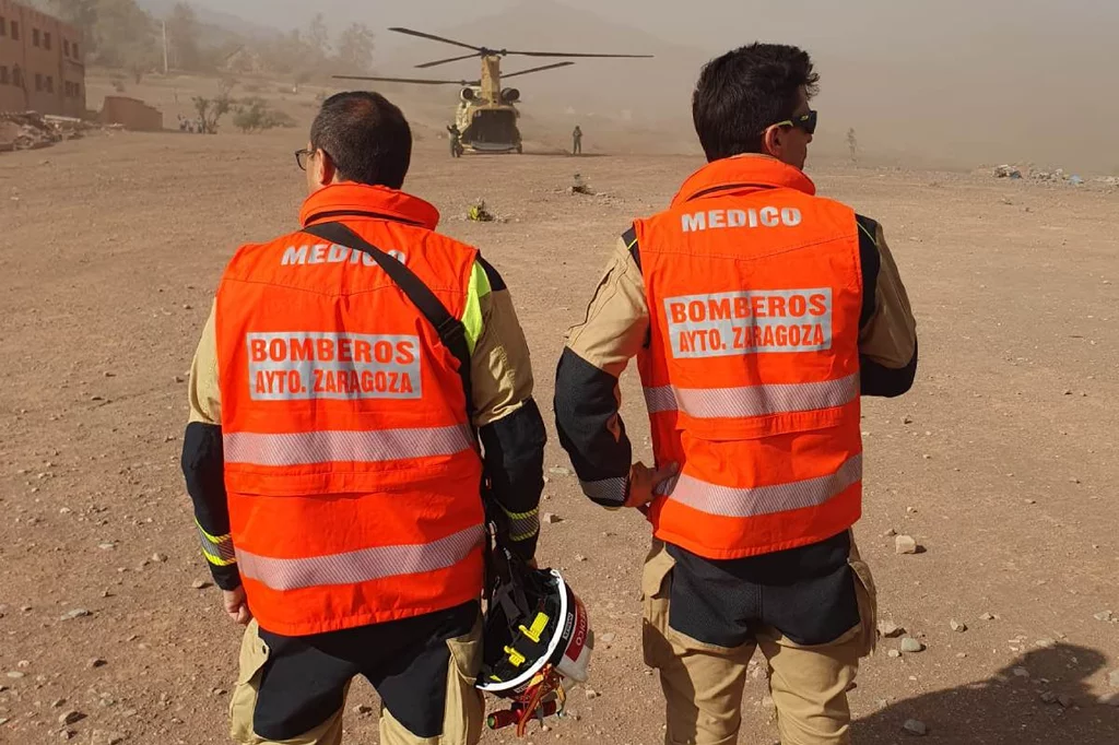 Los dos mÃ©dicos del equipo de bomberos del Ayuntamiento de Zaragoza que se han trasladado a Marruecos para dar ayuda sanitaria. Foto: AYUNTAMIENTO DE ZARAGOZA