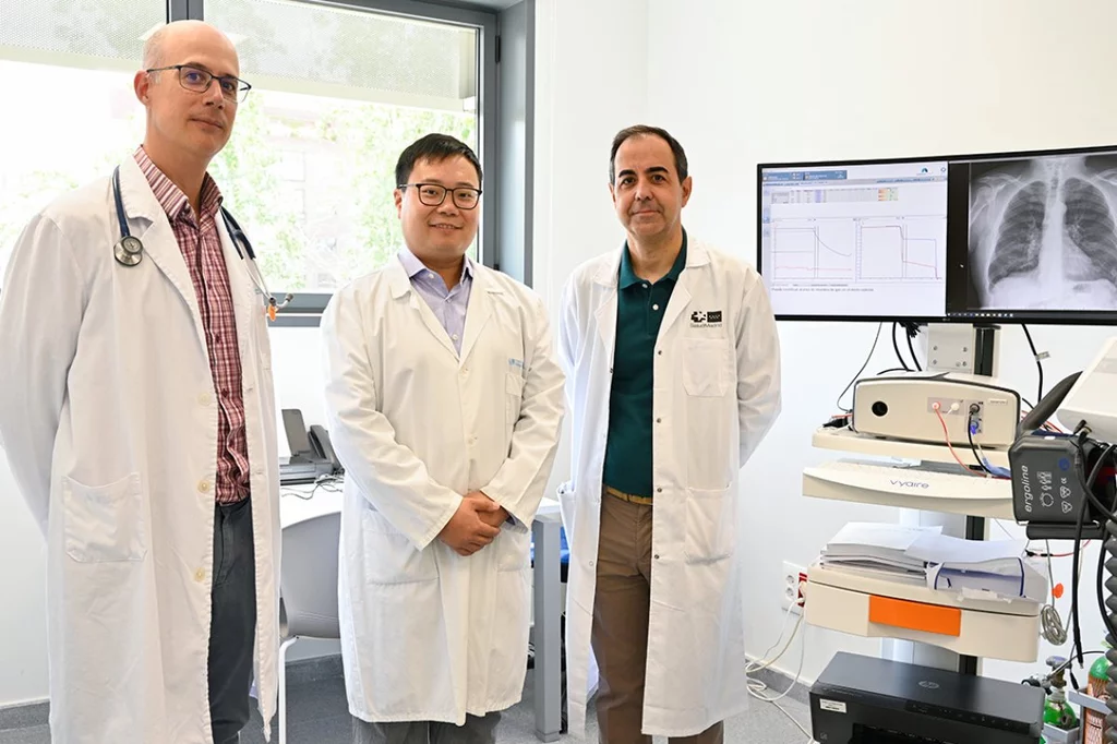 Julio Hernández Vázquez (Hospital Universitario Infanta Leonor); Zichen Ji (Hospital Universitario Gregorio Marañón), y Javier de Miguel Díez (jefe de sección de Neumología del Hospital Gregorio Marañón).