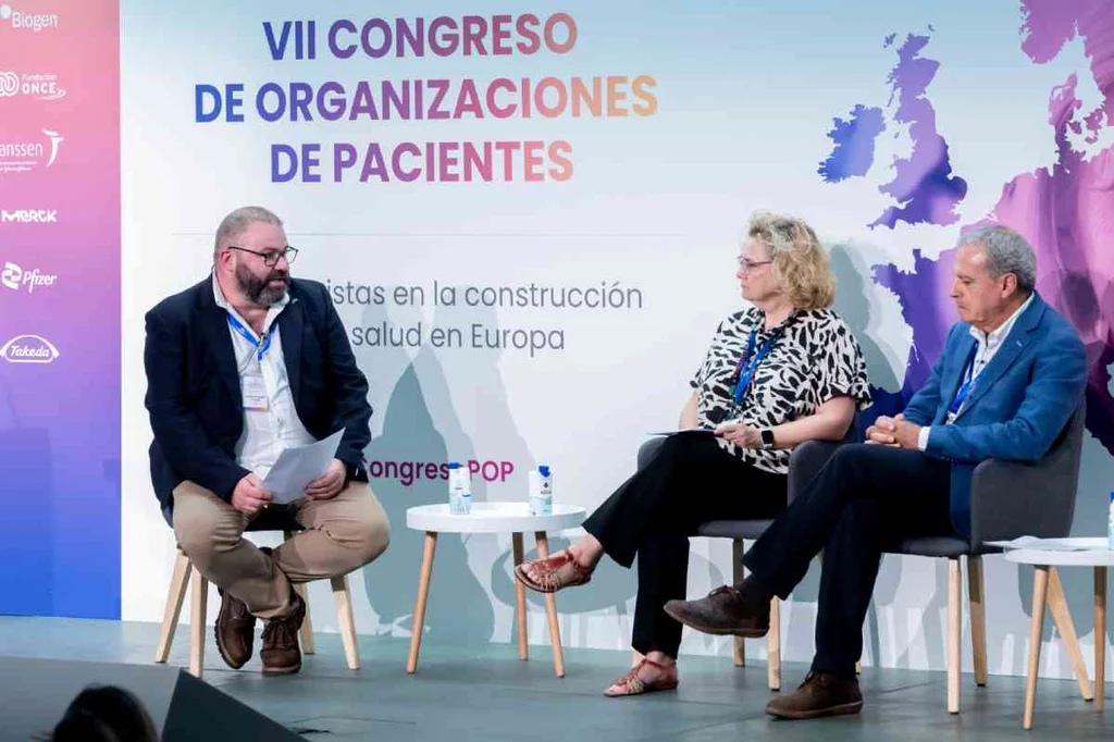 José Manuel García Romero, vicepresidente de FEDE; María Isabel Priede, directora General de Farmacia, Humanización y Coordinación Sociosanitaria en Cantabria, y Jon Iñaki Betolaza San Miguel, director general de Farmacia en el País Vasco. Foto: POP.