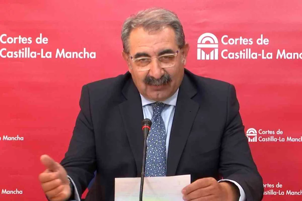 El consejero de Sanidad de Castilla-La Mancha, Jesús Fernñandez, en la rueda de prensa ofrecida este miércoles.