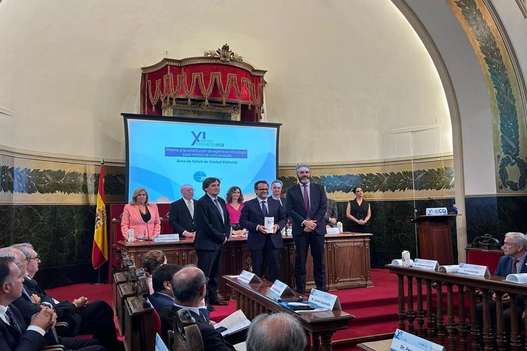 Daniel Aparicio, director del Área de Salud de Unidad Editorial, en el centro, recoge el premio acompañado de Mariano Provencio, jefe del Servicio de Oncología Médica del Hospital Puerta de Hierro, de Madrid, y Rafael Martínez, director de Comunicación de Gilead.