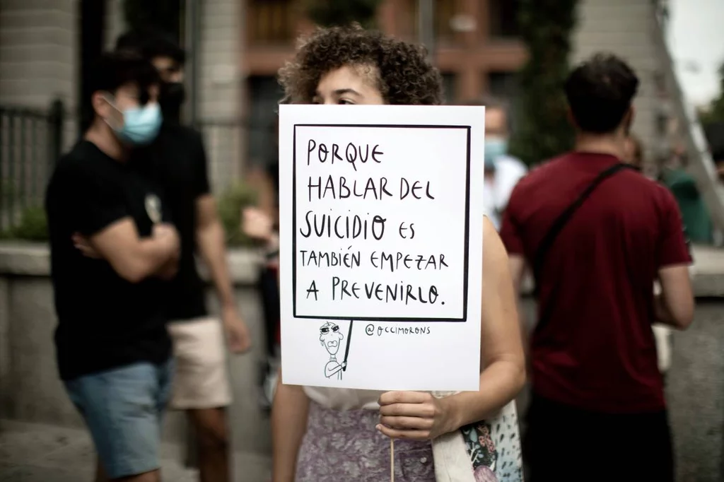 Aspecto de una protesta ante la sede del Ministerio de Sanidad para reclamar, entre otras cosas, la puesta en marcha de un plan nacional de prevención. Foto: ALBERTO DI LOLLI.