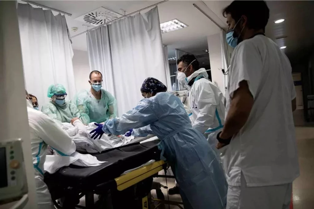 Médicos del servicio de Urgencias atienden a un paciente en un hospital madrileño. Foto: ALBERTO DI LOLLI.