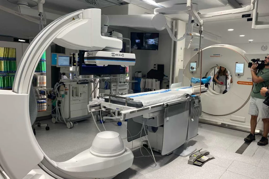 En la misma camilla de la sala 'todo en uno' para el ictus el paciente es sometido al diagnóstico y a la intervención. Foto: DIARIO MÉDICO.