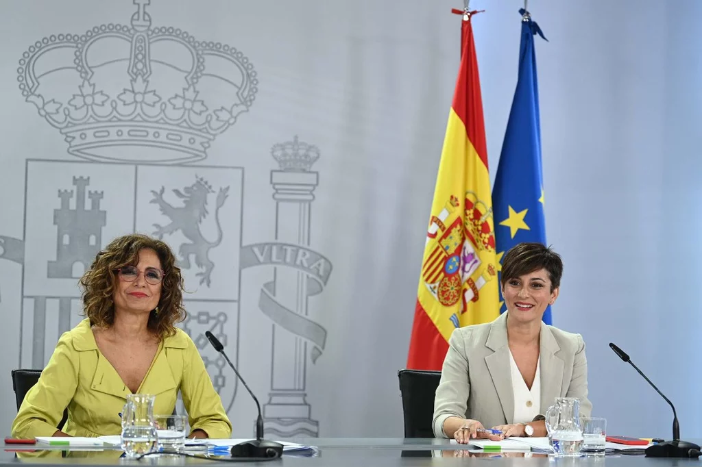 La ministra de PolÃtica Territorial y portavoz del Gobierno en funciones, Isabel RodrÃguez, y la ministra de Hacienda y FunciÃ³n PÃºblica en funciones, MarÃa JesÃºs Montero, durante su intervenciÃ³n en la rueda de prensa. Foto: LA MONCLOA