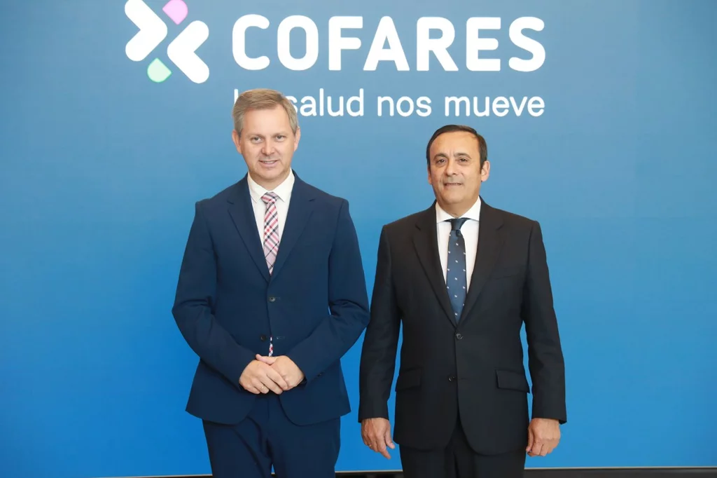 José Manuel Miñones, ministro de Sanidad en funciones, junto a Eduardo Pastor, presidente de Cofares. Foto: COFARES
