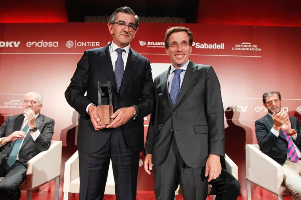 Juan Abarca Cidón, presidente de HM Hospitales , ha recibido el premio de manos del alcalde de Madrid, José Luis Martínez-Almeida. 
