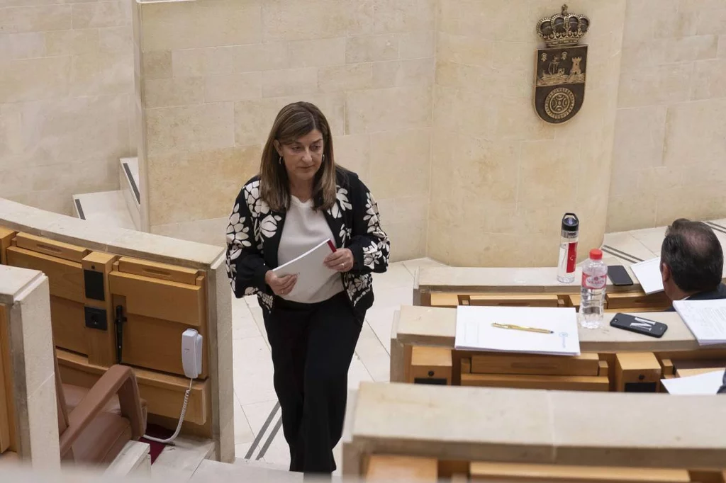 La presidenta cÃ¡ntabra, MarÃa JosÃ© SaÃ©nz de Buruaga, durante una de las sesiones de su pleno de investidura en el parlamento regiona. Foto: EFE/PEDRO PUENTE HOYOS.