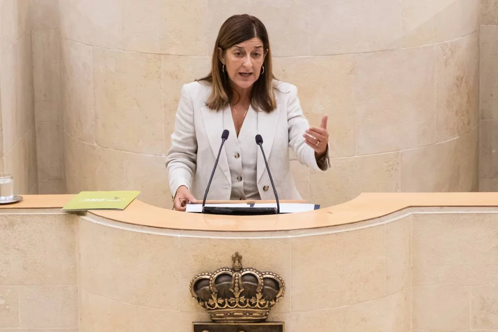 La presidenta de Cantabria, MarÃa JosÃ© SÃ¡enz de Buruaga, durante la comparecencia parlamentaria en la que anuncia su acuerdo con los mÃ©dicos. Foto: GOBIERNO DE CANTABRIA.