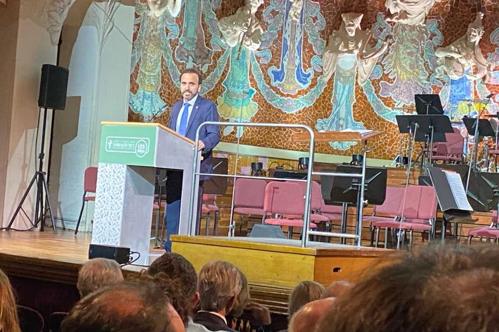 El presidente del COF de Barcelona, Jordi Sánchez, durante su discurso en la fiesta en el Palau de la Musica Catalana. Foto: CORREO FARMACÉUTICO.