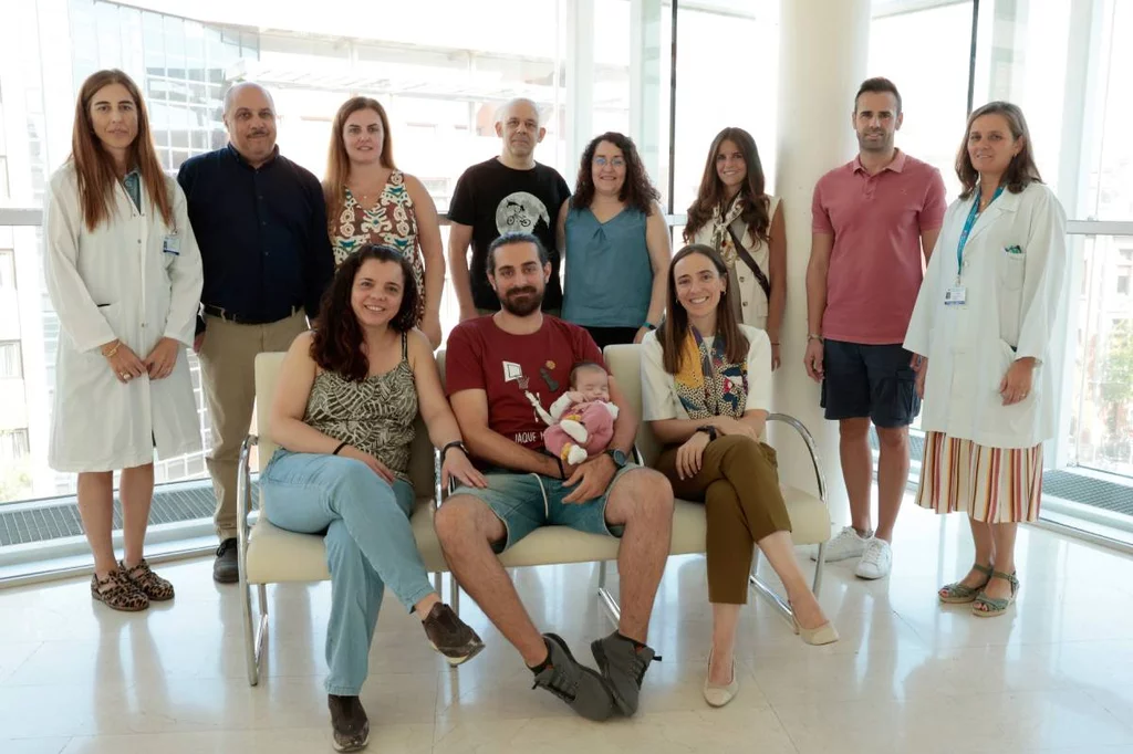 Las cinco familias y el equipo del programa del servicio de GinecologÃa-Obstetricia del Hospital Materno-Infantil del Gregorio MaraÃ±Ã³n de Madrid. Foto:  PEPE AYMÃ