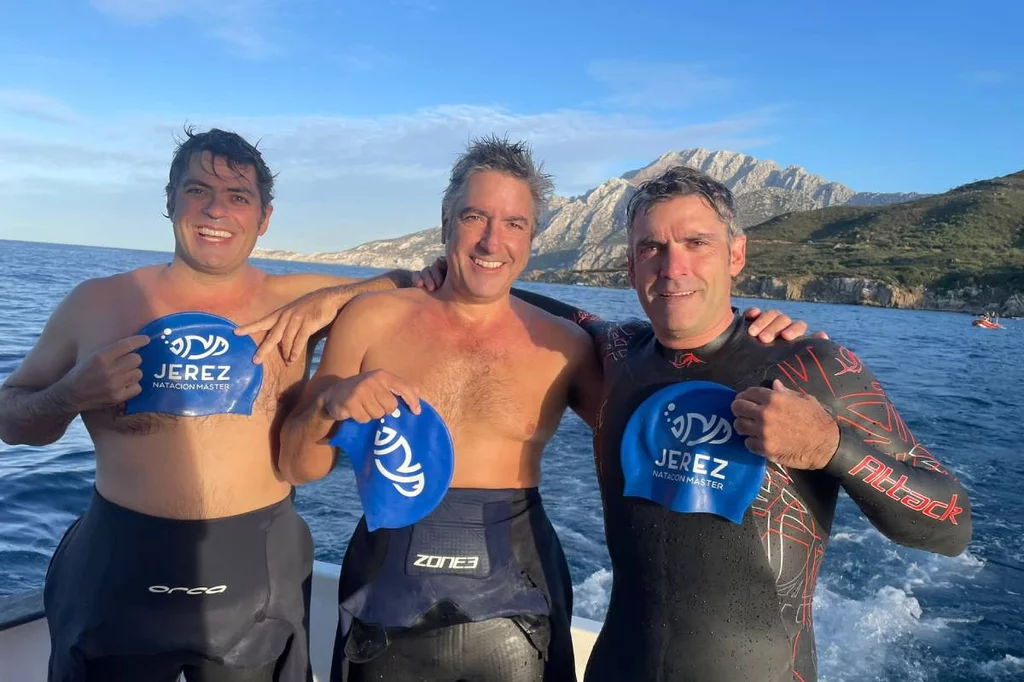 Los tres hermanos farmacéuticos, Mariano, Eduardo y Joaquín Gómez Beser, cruzan el Estrecho de Gibraltar en favor de niños que han sufrido un ictus. Foto: GÓMEZ BESER.