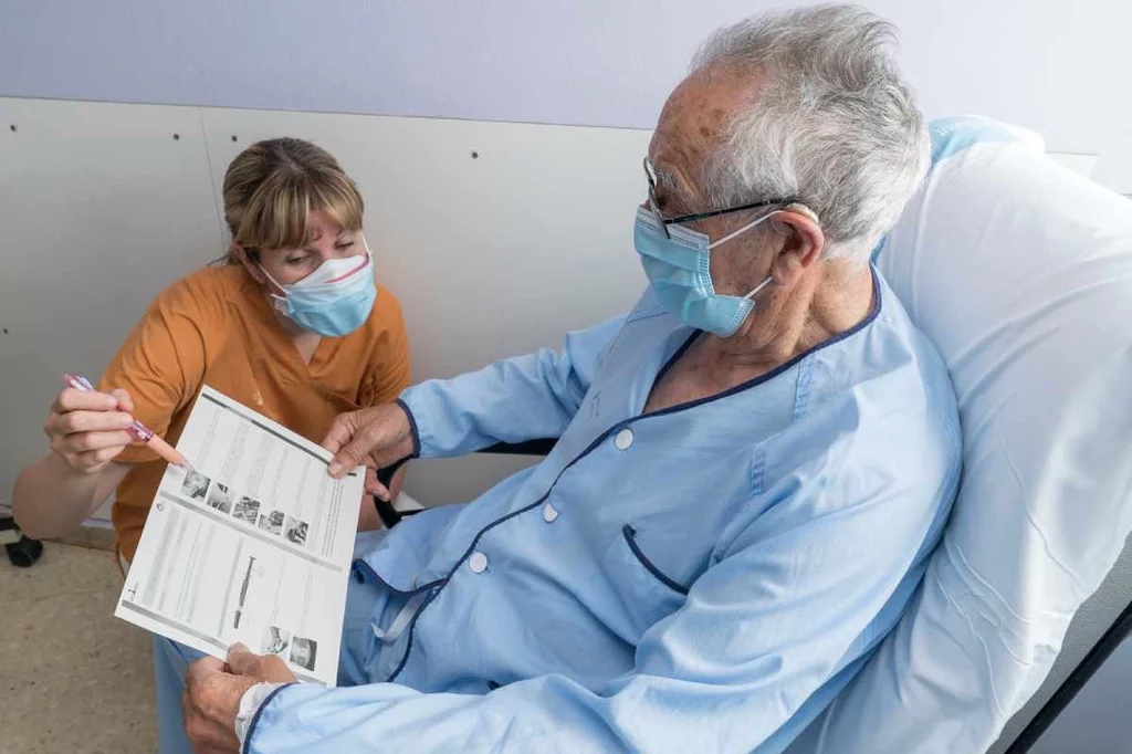 Un paciente recibe informaciÃ³n sobre el protocolo ERAS que abarca todo el perioperatorio. Foto: HOSPITAL DE BELLVITGE.