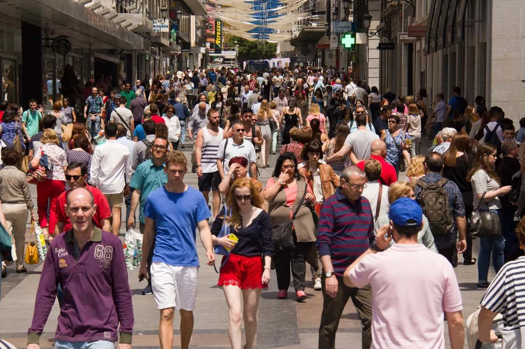 Gente en la calle Preciados de Madrid. Foto: UE