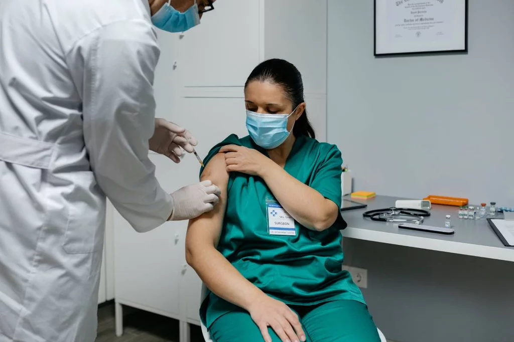 Si en 2020 un 65,58% de sanitarios espaÃ±oles se vacunaron de la gripe, en 2022 la cifra bajÃ³ al 54%. Foto: SHUTTERSTOCK.