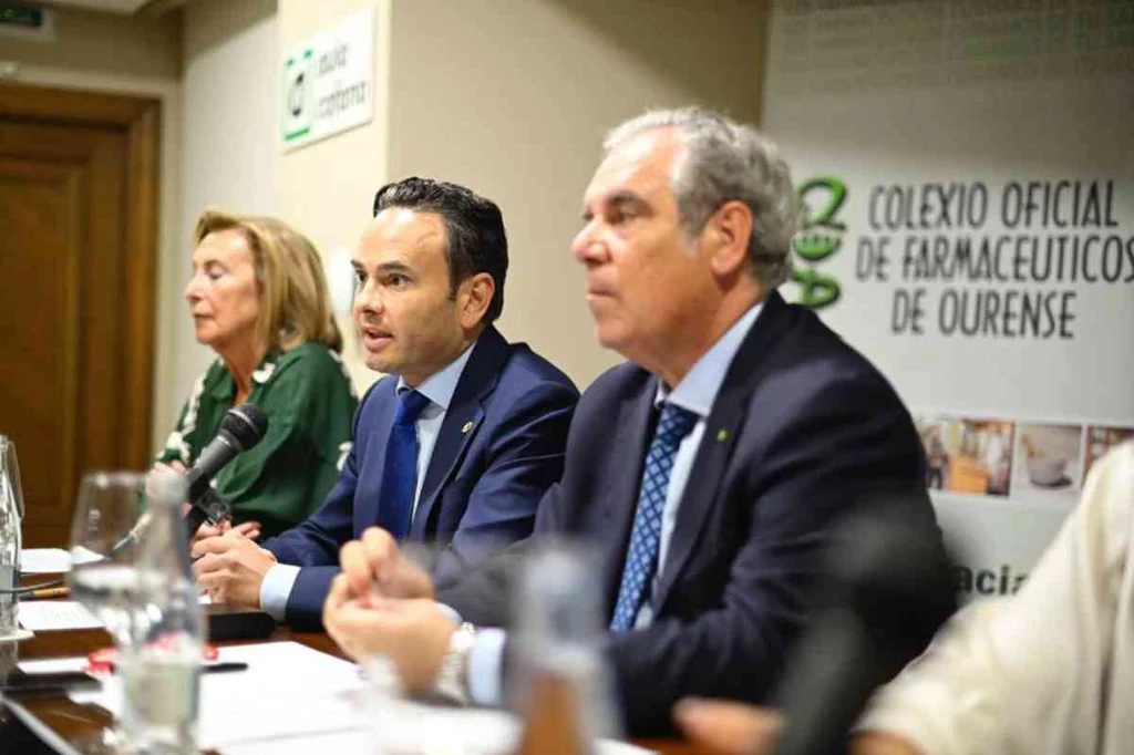 Santiago Leyes Vence, presidente del COF de Orense, y Jesús Aguialr, presidente del Consejo General de COF, en la toma de posesión del primero. Foto: COF DE ORENSE.