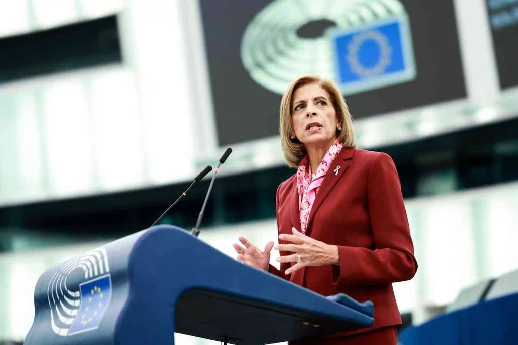 Stella Kyriakides, comisaria europea de Salud y Seguridad Alimentaria, en la sesión plenaria del Parlamento Europeo. Foto: PARLAMENTO EUROPEO.