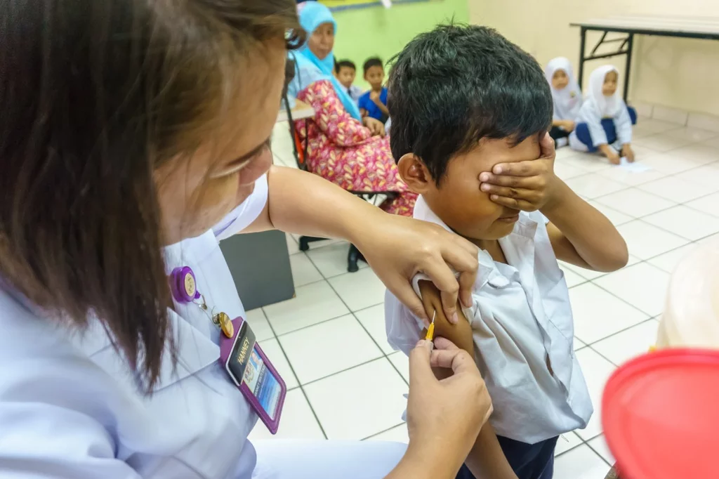Una enfermera vacuna a un niÃ±o frente a la tuberculosis con la BCG en Malasia. Foto: SHUTTERSTOCK.