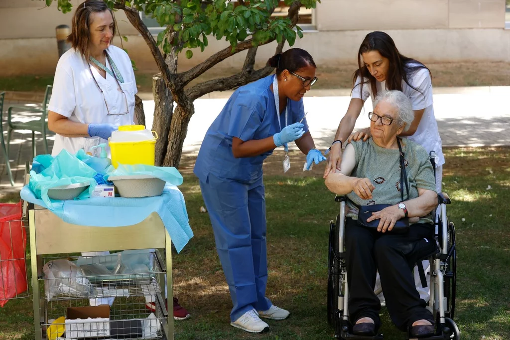 Personal sanitario vacuna de la gripe y la covid a una mujer en una residencia de L'Hospitalet de Llobregat. Foto: EFE/Toni Albir