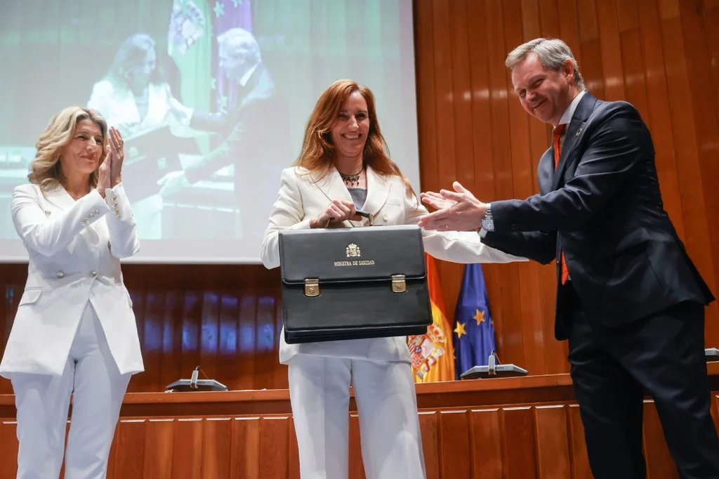 Mónica García, acompañada de la vicepresidenta segunda Yolanda Díaz, recibe su cartera de manos de José Manuel Miñones. Foto: EFE/JUAN CARLOS HIDALGO