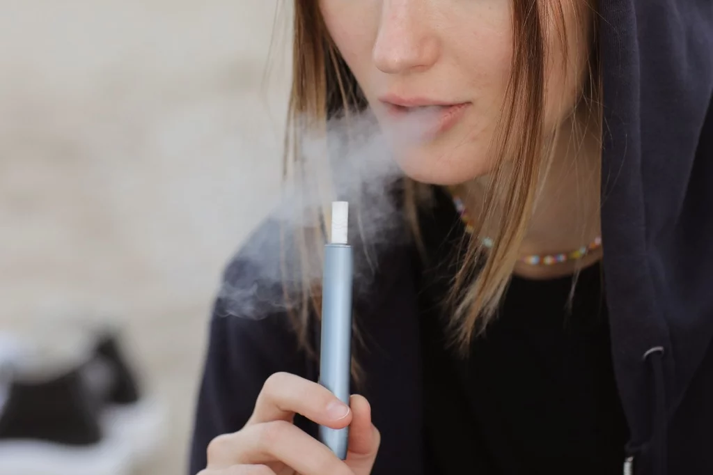 Una mujer utiliza un dispositivo de tabaco precalentado. Foto: SHUTTERSTOCK