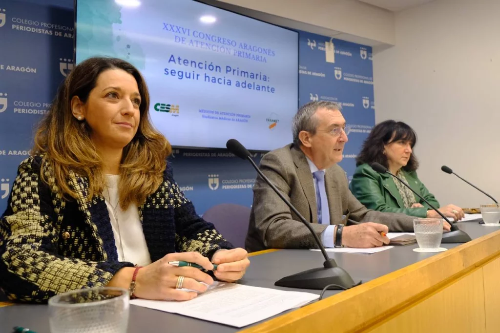 Laia Homedes, médico de Familia en el C. S. Alagón; Leandro Catalán, presidente de Fasamet, y Mar Gracia, presidenta de la 36ª edición del congreso. Foto: FASAMET.