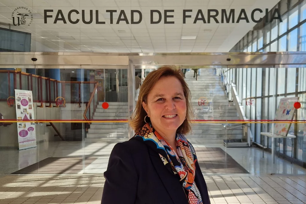 María Álvarez de Sotomayor, decana de la Facultad de Farmacia de Sevilla, frente a la entrada. Foto: UNIVERSIDAD DE SEVILLA.