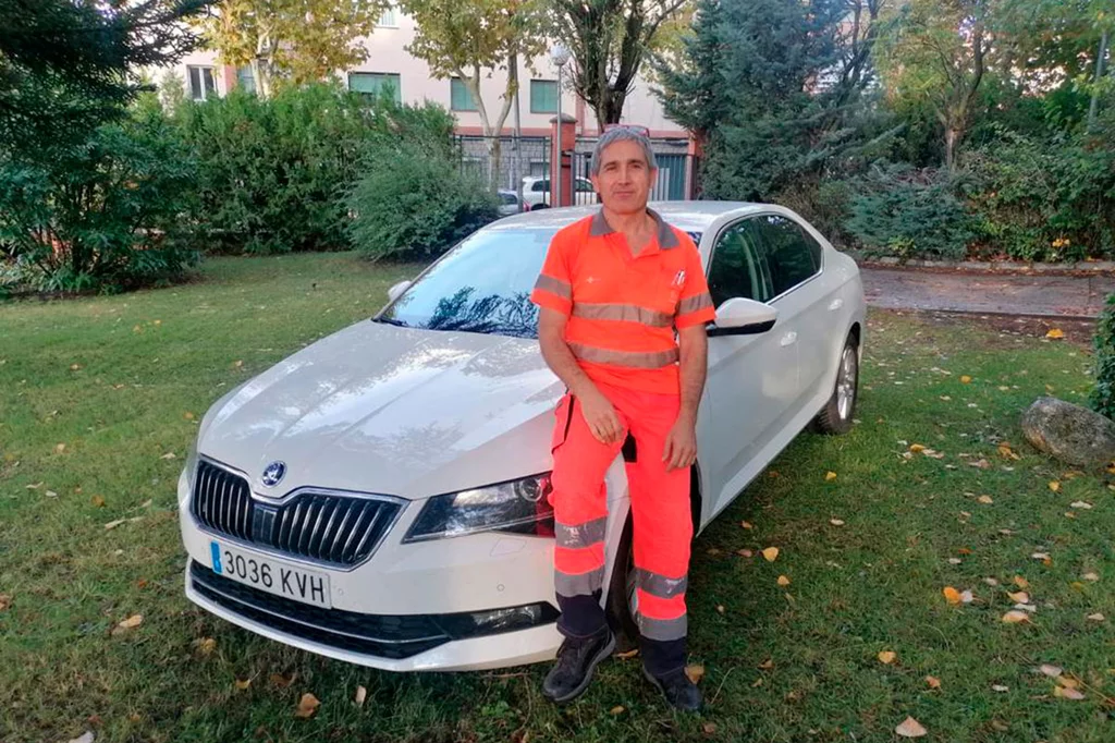 El enfermero Paco García Óvalos, sentado en el capó de su coche, el que utiliza para visitar los pueblos del centro de salud Ávila Rural. Foto: cedida