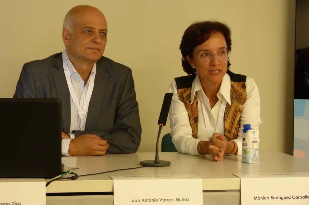 Juan A. Vargas Núñez, presidente de la CN de Interna, y Mónica Rodríguez Carballeira, directora de docencia del Vall d’Hebron, en el congreso de SEMI. Foto: ENRIQUE MEZQUITA.