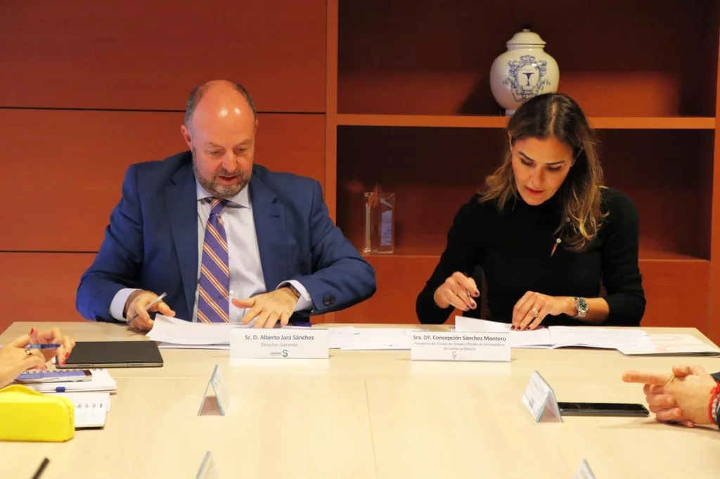 Alberto Jara y Concepción Sánchez durante la firma del convenio. Foto: CONSEJO DE COF DE CASTILLA-LA MANCHA