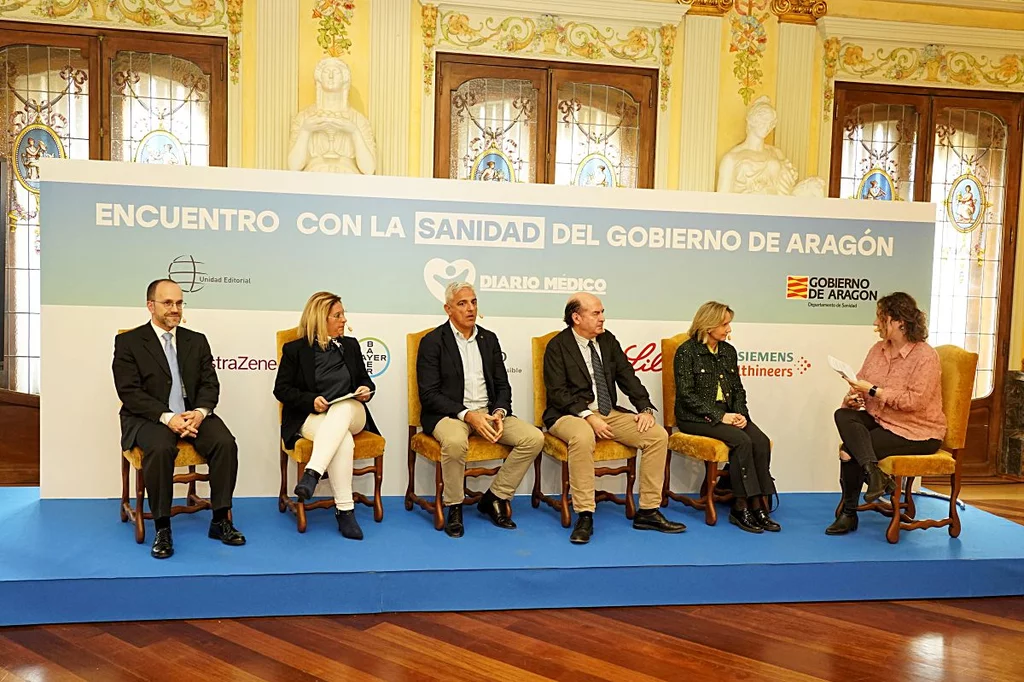 Manuel Corbera, director general de Salud Mental; Estíbaliz Tolosa, directora general de Cuidados y Humanización; Joaquín Velilla, director general de Salud Digital e Infraestructuras; Ramón Boria, director general de Asistencia Sanitaria y Planificación; Ana Castillo, directora gerente, durante la primera mesa moderada por Mar Sevilla, redactora jefa de Diario Médico. Foto: ARABA PRESS