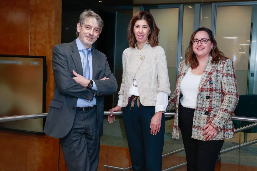 La nueva presidenta de Asebio, Rocío Arroyo (Amadix), flanqueada por Carlos Buesa (Oryzon)y Adriana Casillas (Tebrio). 