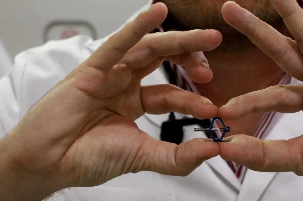 La clave de la Spinejack es un implante de titanio (minúsculo, para caber dentro del cuerpo vertebral) similar a un gato de coche. Foto: HOSPITAL DEL MAR.