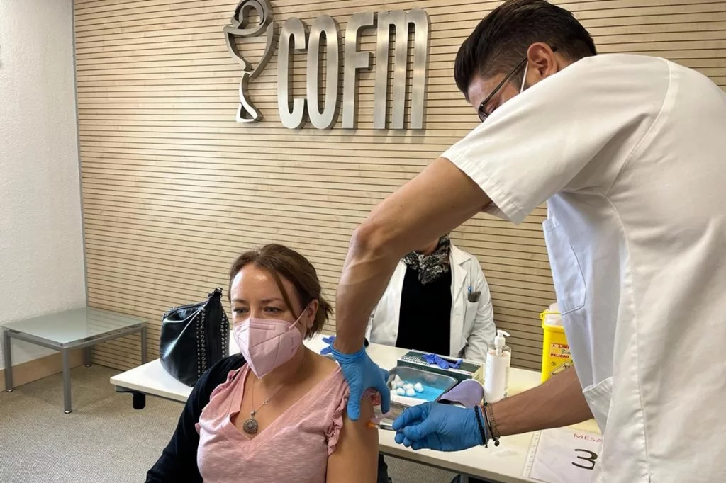 Un farmacéutico vacunando a una colega en el COF de Madrid. Foto: COF DE MADRID.