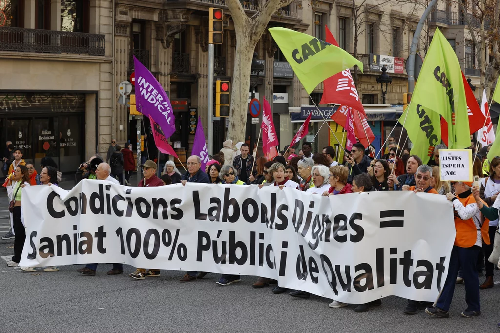 Manifestación de profesionales sanitarios este sábado en Barcelona. Foto: EFE.