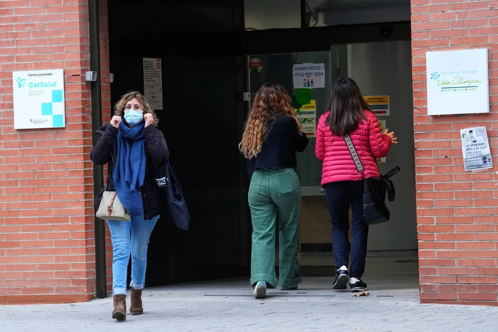 Estos días muchas visitas en primaria se deben a la gestión de bajas laborales por covid-19 y gripe. Foto: EFE.