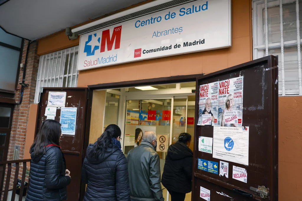 Varias personas entran este miércoles del Centro de Atención Primaria de Abrantes Madrid. Los centros de salud se encuentra saturados debido a la epidemia estacional de virus respiratorios como la gripe y la covid. FOTO: EFE/ MARISCAL