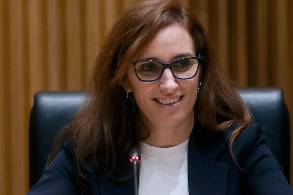 Mónica García, ministra de Sanidad, durante su comparecencia en el Congreso. Foto: EFE/FERNANDO ALVARADO.