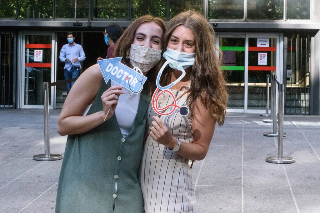 Dos candidatas del MIR de 2020 después de elegir su plaza. Foto: LUIS CAMACHO.