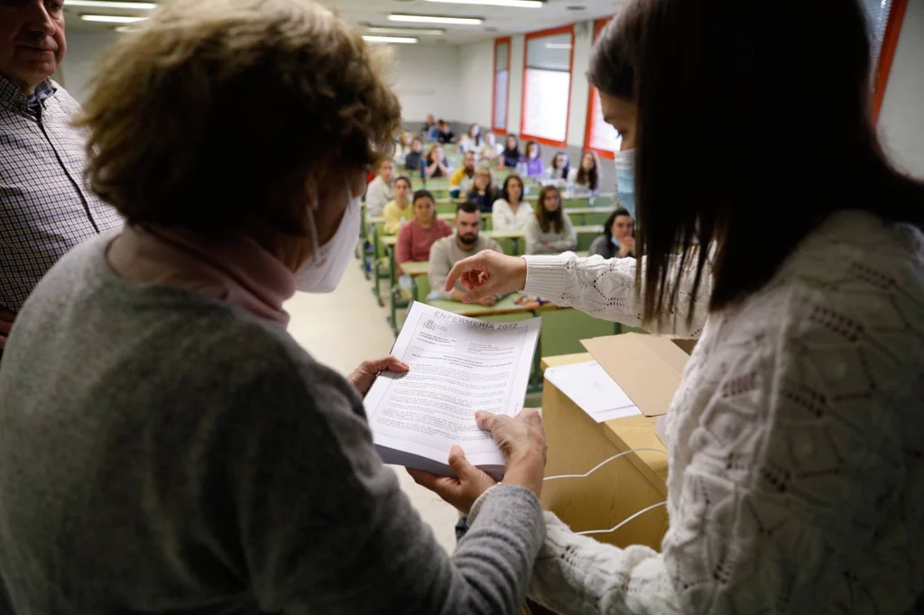 Una instantánea antes del reparto del examen EIR de 2022. Foto: SERGIO GONZÁLEZ.