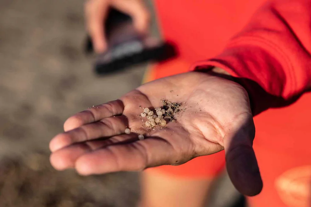 Los pélets se están extendiendo por playas de Galicia y la cornisa cantábrica. Foto: DIARIO MÉDICO.