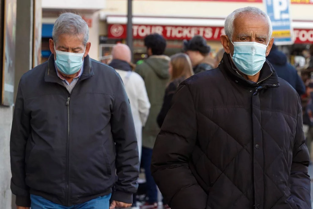 Sanidad solicitará a las comunidades autónomas la autojustificación de la baja de tres días para aquellos que tengan una enfermedad leve. Foto: EFE