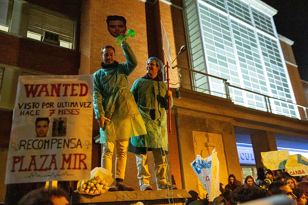 Estudiantes después de terminar el examen MIR 2024. Foto: FELIPE DÍAZ DE VIVAR